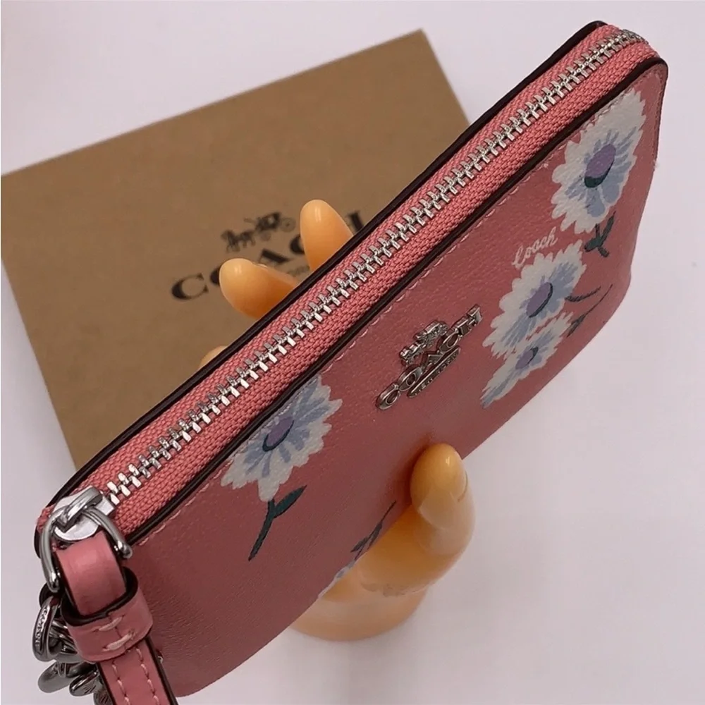 COACH Boxed Corner Zip Wristlet With Daisy Print